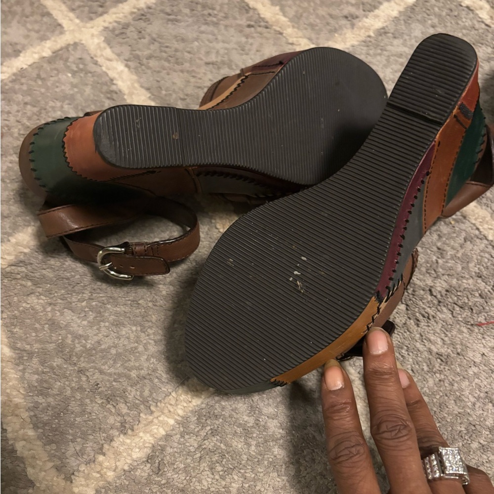 Cute patchwork wedge 👠
OFFERS ARE SO WELCOME 🚨 ONE OF STRAPS IS MISSING ‼️ - Picture 5 of 5